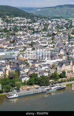 Bernkastel-Kues, Allemagne, et la rivière bateau de croisière sur la Moselle. Banque D'Images