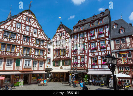 Bernkastel-kues, Allemagne. Maisons à colombages sur la place du marché. Banque D'Images