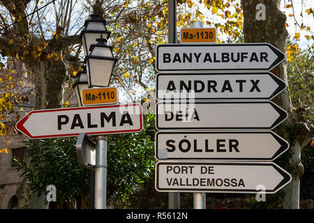 La signalisation routière à Valldemossa, Mallorca, Majorque, Îles Baléares, Espagne Banque D'Images