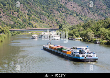 Cochem, Allemagne. Conteneurs de fret et deux bateaux de croisière touristique sur la Moselle. Banque D'Images