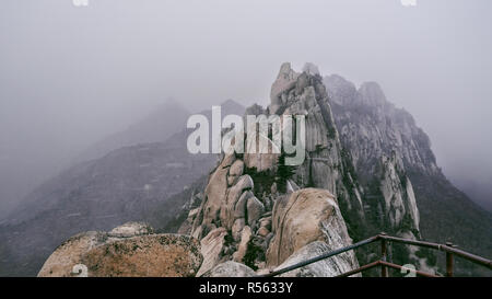 La magnifique vue depuis le sommet des montagnes dans le Parc National de Seoraksan Ulsanbawi. La Corée du Sud Banque D'Images