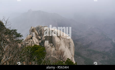 La magnifique vue depuis le sommet des montagnes dans le Parc National de Seoraksan Ulsanbawi. La Corée du Sud Banque D'Images