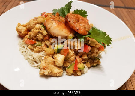 Nouilles de riz avec crevettes et légumes Banque D'Images