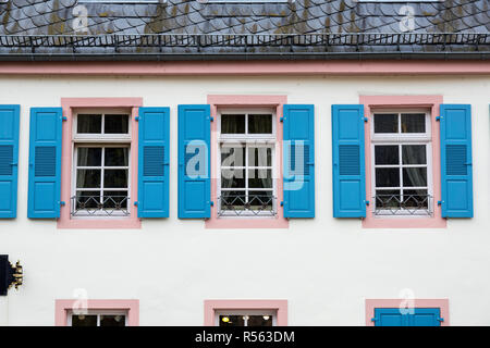 Rudesheim, Hesse, Allemagne. Fenêtres et volets sur une maison. Banque D'Images