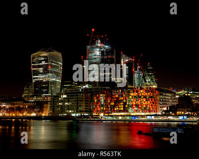 Ville de Londres la nuit, l'un des grands centres de la finance mondiale. Ce point de vue comprend 42 Tour Gherkin,Édifice Willis, Tour de la Bourse Banque D'Images