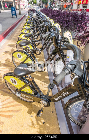 Ligne de Metro des vélos à louer, garé en face du Grand Marché Central dans le centre-ville de Los Angeles. Banque D'Images