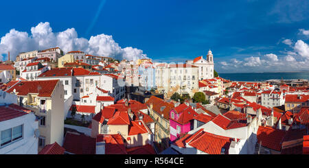 Un après-midi ensoleillé sur Alfama, Lisbonne, Portugal Banque D'Images