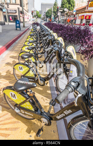 Ligne de Metro des vélos à louer, garé en face du Grand Marché Central dans le centre-ville de Los Angeles. Banque D'Images