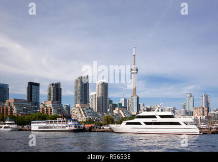Le Toronto Harbourfront et skyline sur une journée ensoleillée. Ville de Toronto, Ontario, Canada. Banque D'Images