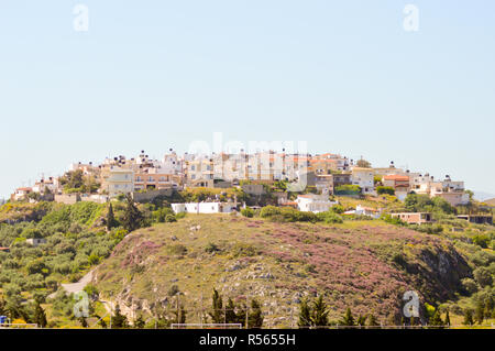 Crete Village sur un massif rocheux Banque D'Images