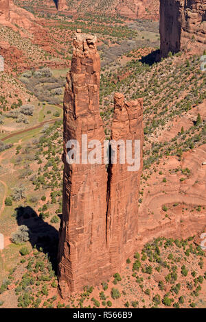 Pinnacle Rock rouge dans un canyon Banque D'Images