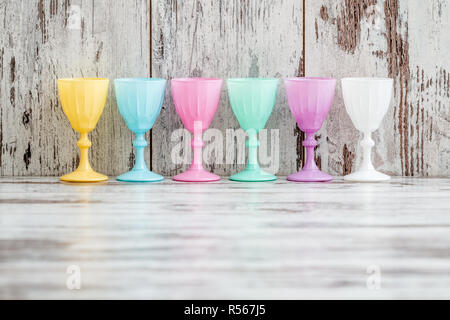 Rangée de plusieurs verres colorés Banque D'Images