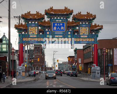 OTTAWA, CANADA - 10 NOVEMBRE 2018 : Paifang porte monumentale de matérialiser l'entrée de Chinatown d'Ottawa. c'est le district de l'ethnique chinois c Banque D'Images