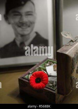 Nous voyons dans l'arrière-plan le portrait des disparus soldat. En face, dans la boîte à bijoux ouvert quelqu'un conserve également un coquelicot. Banque D'Images