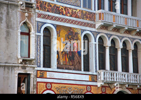 Libre de l'Palazzo Barbarigo, Dorsoduro, Grand Canal, Venise, Italie : avec l'image mosaïque de Charles V d'Espagne en Titiian's studio Banque D'Images