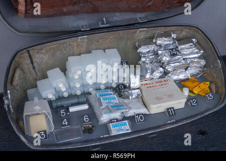 Les rations d'urgence à l'intérieur d'une marque 6, 25-man comme radeau déployé sur l'USS Midway, San Diego, California, United States. Banque D'Images