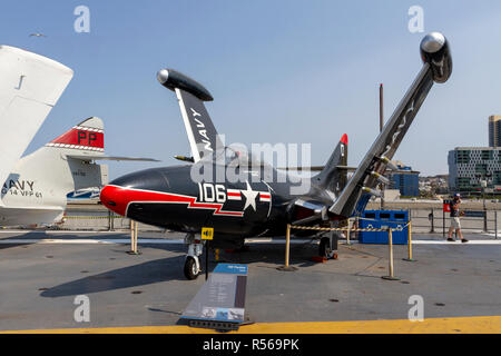 Un F9F Panther par avion de chasse Grumman Aerospace, USS Midway, San Diego, California, United States. Banque D'Images