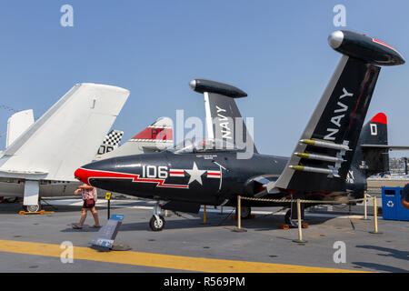 Un F9F Panther par avion de chasse Grumman Aerospace, USS Midway, San Diego, California, United States. Banque D'Images