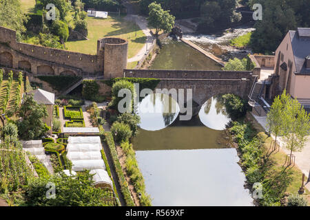 La Ville de Luxembourg, Luxembourg. Regardant vers le bas sur l'Alzette à partir de la ville de fortifications. Banque D'Images