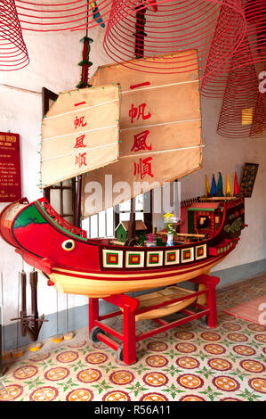 Modèle de bateau à voile dans le Quang Trieu salle de l'Assemblée a également appelé l'Assemblée cantonaise Hall, dans la vieille ville d'Hoi An, Vietnam Banque D'Images