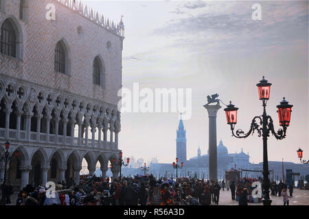 Du Palais des doges et la Piazzetta San Marco, Venise, Italie : vue de la Chiesa di San Giorgio Maggiore dans tout le bassin San Marco Banque D'Images