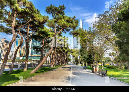 Baku, Azerbaïdjan - 11 Oct 2018 - Un parc avec des arbres et peu de personnes bénéficiant d'un ciel clair jour à Bakou, capitale de l'Azerbaïdjan Banque D'Images