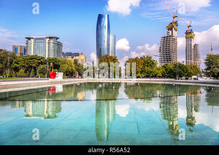 Baku, Azerbaïdjan - 11 Oct 2018 - La réflexion d'un immeuble moderne avec peu de constructions dans un ciel bleu, jour de Bakou, Azerbaïdjan Banque D'Images