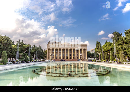 Baku, Azerbaïdjan - 11 Oct 2018 - Un vieux bâtiment avec une fontaine d'eau dans un ciel bleu, jour de Bakou, Azerbaïdjan Banque D'Images