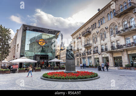 Baku, Azerbaïdjan - 11 Oct 2018 - La vieille ville de Bakou avec le Hard Rock Cafe Bakou en Azerbaïdjan, l'arrière-plan Banque D'Images