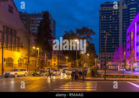Baku, Azerbaïdjan - 11 Oct 2018 - Les habitants et les touristes traversant une route de nuit à Bakou en Azerbaïdjan Banque D'Images
