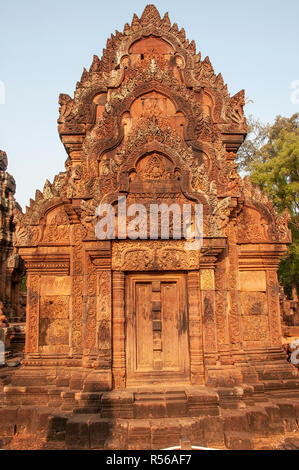 Banteay Srey ou Banteay Srei 10ème siècle temple dédié au dieu hindou Shiva au Patrimoine Mondial de l'UNESCO, Angkor, Cambodge, en Asie du sud-est, Indochine Banque D'Images