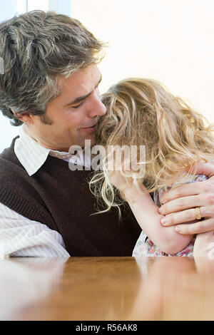 Père rassurant sa fille Banque D'Images
