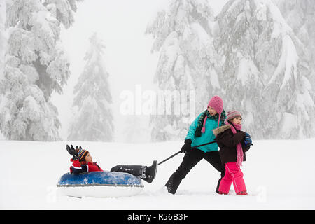 Toboggan gonflable sur garçon Banque D'Images