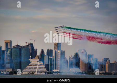 Air Show - Doha Frecce Tricolore en formation au-dessus de la ville de Doha Banque D'Images