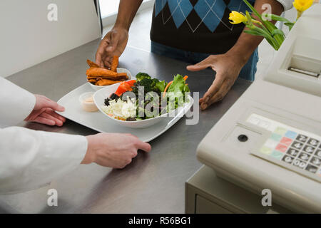 L'achat de repas au cafe de l'homme Banque D'Images