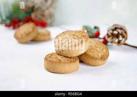 Polvorones. Bonbons de Noël sur fond blanc et ornements Banque D'Images