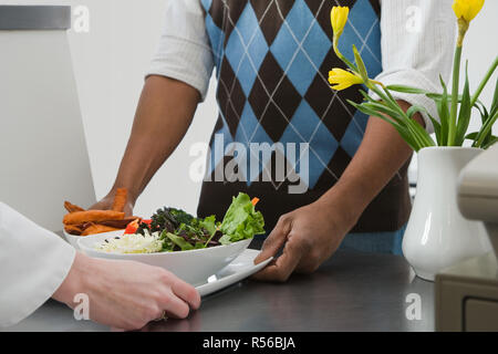 Homme avec repas au cafe Banque D'Images