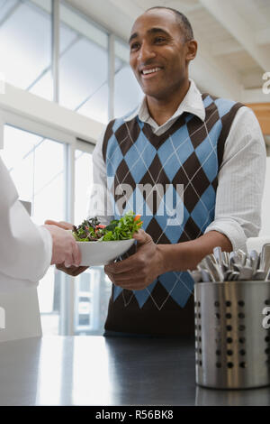 Homme avec repas au cafe Banque D'Images