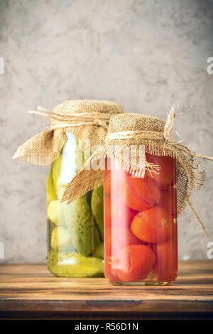 Ensemble de légumes fermentés dans des bocaux sur table rustique en bois. Concombres tomates cerises. Tendance Concept alimentation nourriture recettes végétariennes pour des Banque D'Images