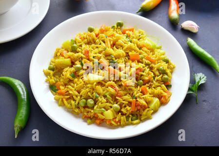 Close up de pilaf légumes végétarien sur plaque blanche. Alimentation saine alimentation. Banque D'Images