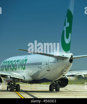 Maison de Boeing 737 exploité par jet compagnie aérienne néerlandaise Transavia roulage à l'aéroport de Vérone, Italie Banque D'Images