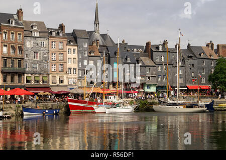 Le vieux port de Honfleur en Normandie Banque D'Images