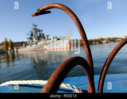 Novembre 2008, Sébastopol, en Crimée : un navire de guerre russe de la flotte de la mer Noire dans le port de Sébastopol. Navires de guerre russes dans le port de Sébastopol en Crimée. *** FRANCE / PAS DE VENTES DE MÉDIAS FRANÇAIS *** Banque D'Images