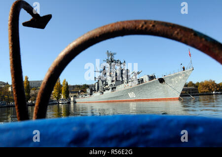 Novembre 2008, Sébastopol, en Crimée : un navire de guerre russe de la flotte de la mer Noire dans le port de Sébastopol. Navires de guerre russes dans le port de Sébastopol en Crimée. *** FRANCE / PAS DE VENTES DE MÉDIAS FRANÇAIS *** Banque D'Images