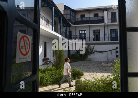 16 novembre 2018 - Tunis, Tunisie : un travailleur social dans la cour de l'hôtel Sidi Ali Azouz refuge. Ce refuge pour femmes est géré par l'organisation des femmes Beity. Les politiciens tunisiens débattent d'une nouvelle loi visant à donner aux deux sexes l'égalité des droits d'héritage, qui serait la réforme d'inspiration islamique actuelle du code qui assure qu'un homme reçoit un womanÕs double part d'héritage. Le refuge Sidi Ali Azouz pour femmes en difficulte a Tunis. *** FRANCE / PAS DE VENTES DE MÉDIAS FRANÇAIS *** Banque D'Images