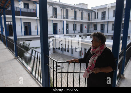 16 novembre 2018 - Tunis, Tunisie : Portrait de Halima Jouini, un leader féministe tunisien et le vice-président de la Ligue tunisienne des droits de l'homme dans la Sidi Ali Azouz refuge. Ce refuge pour femmes est géré par l'organisation des femmes Beity. Les politiciens tunisiens débattent d'une nouvelle loi visant à donner aux deux sexes l'égalité des droits d'héritage, qui serait la réforme d'inspiration islamique actuelle du code qui assure qu'un homme reçoit un womanÕs double part d'héritage. Portrait d'Halima Jouini, pionniere de la lutte pour les droits des femmes en Tunisie et partisane de la loi sur l'Egalité hommes-femm Banque D'Images