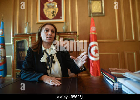 16 novembre 2018 - Tunis, Tunisie : Portrait de Souad Abderrahim, le maire de la municipalité de Tunis. Souad Abderrahim a été élu avec le soutien de l'parti islamiste Ennahda mais elle dit qu'elle prend en charge une loi qui donnerait à l'égalité des droits de succession pour les hommes et les femmes. Les politiciens tunisiens débattent d'une nouvelle loi visant à donner aux deux sexes l'égalité des droits d'héritage, qui serait la réforme d'inspiration islamique actuelle du code qui assure qu'un homme reçoit un womanÕs double part d'héritage. Portrait de Souad Abderrahim, premiere femme a etre maire de Tunis, dans son bureau. *** La FRANCE / PAS DE S Banque D'Images