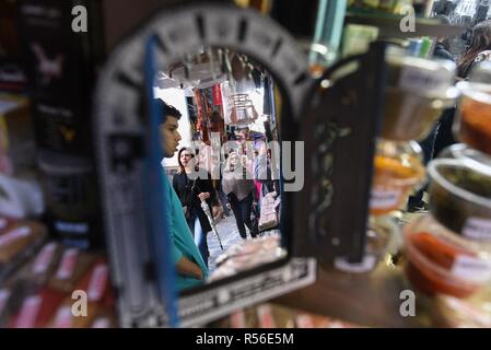 17 novembre 2018 - Tunis, Tunisie : Reflet de Femmes marchant dans le souk traditionnel dans la médina. Les politiciens tunisiens débattent d'une nouvelle loi visant à donner aux deux sexes l'égalité des droits d'héritage, qui serait la réforme d'inspiration islamique actuelle du code qui assure qu'un homme reçoit un womanÕs double part d'héritage. Des femmes dans le souk de la médina (vieille ville) de Tunis. *** FRANCE / PAS DE VENTES DE MÉDIAS FRANÇAIS *** Banque D'Images