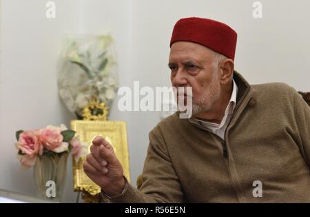 16 novembre 2018 - Tunis, Tunisie : Portrait de Hmida Ennaifer, un chercheur tunisien et théologien, qui est contre une loi qui donnerait à l'égalité des droits de succession pour les hommes et les femmes. Les politiciens tunisiens débattent d'une nouvelle loi visant à donner aux deux sexes l'égalité des droits d'héritage, qui serait la réforme d'inspiration islamique actuelle du code qui assure qu'un homme reçoit un womanÕs double part d'héritage. Portrait d'Hmida Ennaifer, onu theologien tunisien s'opposer au projet de loi sur l'Egalité hommes-femmes dans l'héritage. *** FRANCE / PAS DE VENTES DE MÉDIAS FRANÇAIS *** Banque D'Images