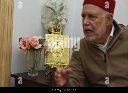 16 novembre 2018 - Tunis, Tunisie : Portrait de Hmida Ennaifer, un chercheur tunisien et théologien, qui est contre une loi qui donnerait à l'égalité des droits de succession pour les hommes et les femmes. Les politiciens tunisiens débattent d'une nouvelle loi visant à donner aux deux sexes l'égalité des droits d'héritage, qui serait la réforme d'inspiration islamique actuelle du code qui assure qu'un homme reçoit un womanÕs double part d'héritage. Portrait d'Hmida Ennaifer, onu theologien tunisien s'opposer au projet de loi sur l'Egalité hommes-femmes dans l'héritage. *** FRANCE / PAS DE VENTES DE MÉDIAS FRANÇAIS *** Banque D'Images